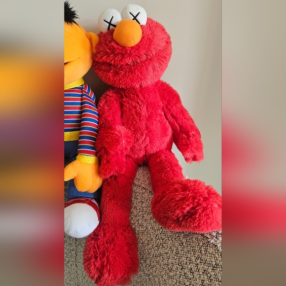 UNIQLO KAWS Sesame Street Plush - Picture 5 of 5